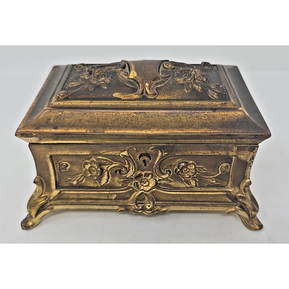 Vintage WB MFG Co 389 Gold tone Ornate Figural Trinket Jewelry Box Casket U219